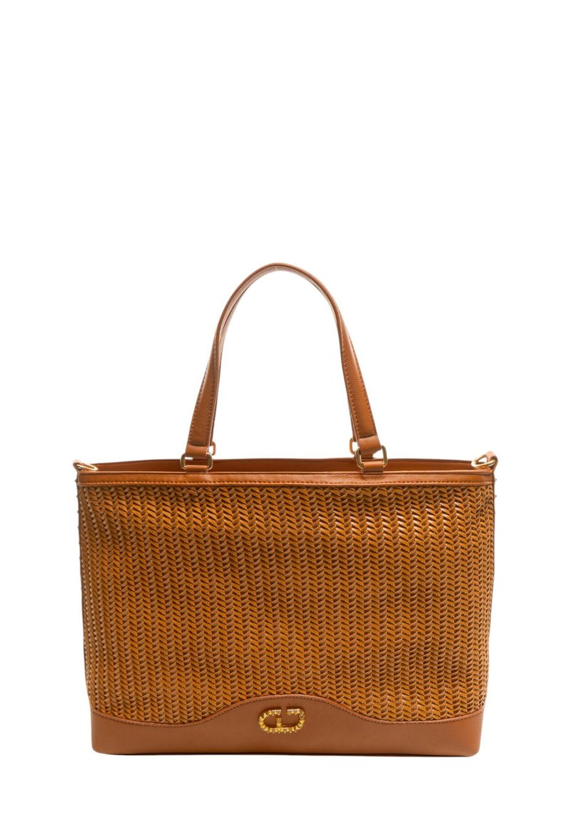 Borsa tote intrecciata marrone con dettagli in pelle beige, caratterizzata da una forma strutturata, due manici superiori e un dettaglio del logo metallico sul davanti.