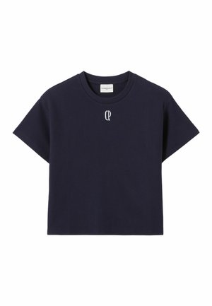 Camiseta de algodón azul marino, de manga corta y cuello redondo, con un pequeño logo "CP" bordado en el pecho, ajuste holgado.