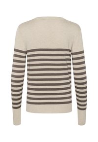 Maglione beige con righe orizzontali marroni, maniche lunghe e scollatura rotonda. Morbido al tatto con una vestibilità casual. Nessun accessorio di rilievo.