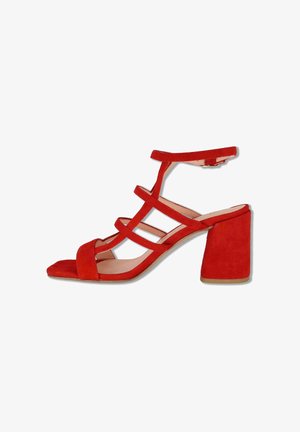 Sandalo aperto in camoscio rosso con tacco a blocco e tre sottili cinturini sul collo del piede, oltre a cinturino alla caviglia con chiusura a fibbia.