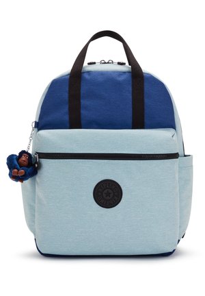 Zaino in tessuto blu chiaro con dettagli blu scuro, cerniere nere e un logo circolare. Include un portachiavi a forma di scimmia.