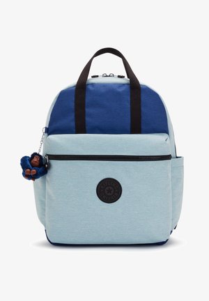 Himmelblauer Stoffrucksack mit dunkelblauen Akzenten, schwarzen Reißverschlüssen und einem runden Logo. Mit einem Affen-Schlüsselanhänger als Zubehör.