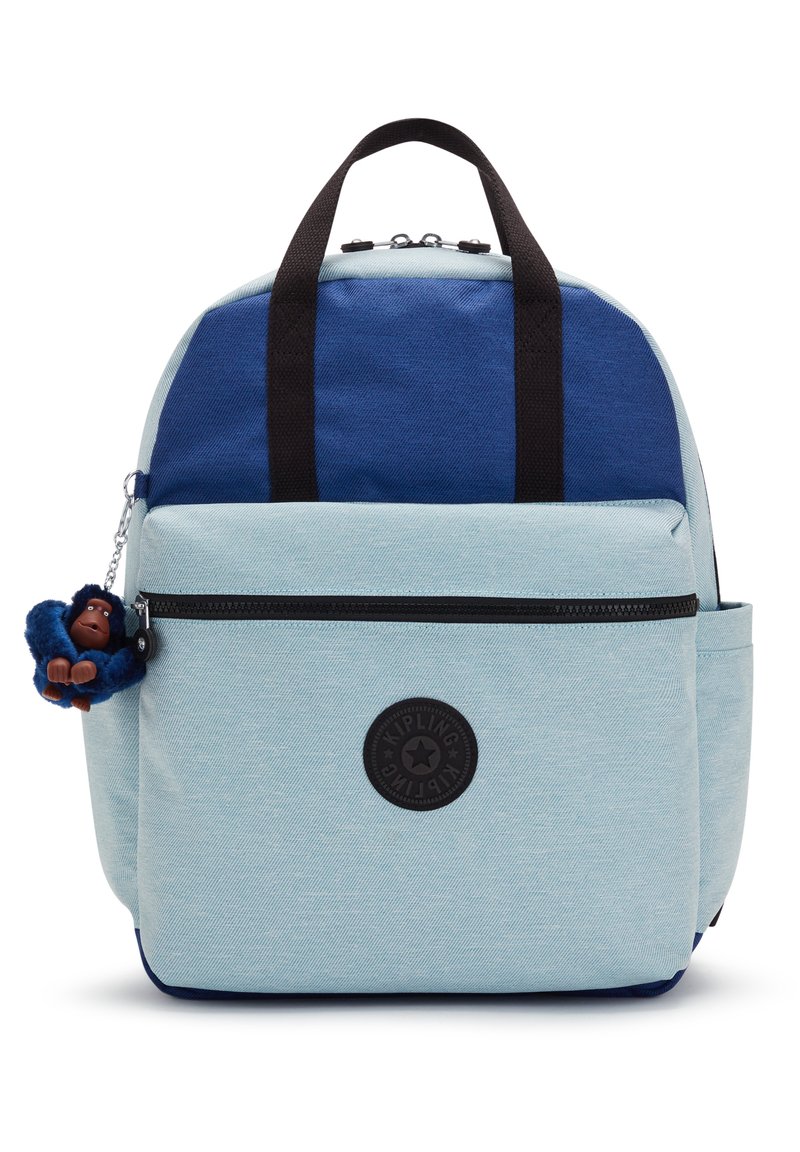 Zaino in tessuto blu chiaro con dettagli blu scuro, cerniere nere e un logo circolare. Include un portachiavi a forma di scimmia.