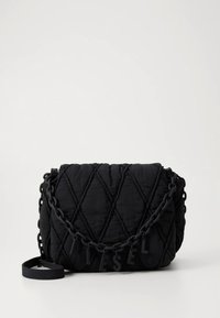 Juoda dygsniuota peties rankinė su grandinės dirželiu, pasižyminti deimanto formos siuvimu ir įspaustomis logotipo detalėmis. Tekstūruota medžiaga su minkštu paviršiumi.