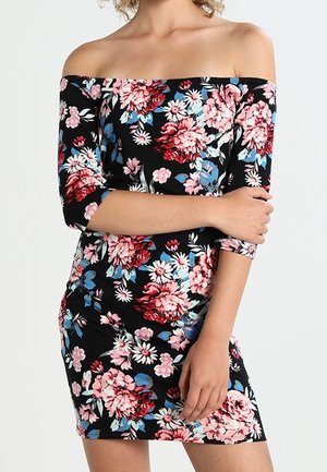 Zwarte off-shoulder jurk met driekwart mouwen, voorzien van een bloemenpatroon in roze, rood en blauw, gemaakt van rekbare stof.