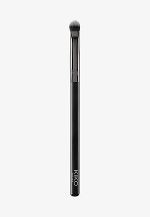 Pinceau de maquillage KIKO Milano avec un manche noir mat élégant, une tête plate à poils et des fibres synthétiques blanches douces. Idéal pour une application précise.