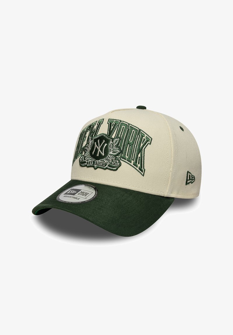 Casquette de baseball beige et vert foncé avec "New York" et "The Bronx" brodés en vert foncé sur le devant, avec le logo New Era sur le côté.