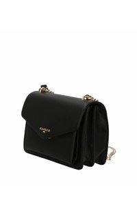 Borsa a tracolla nera in pelle con patta di chiusura, hardware color oro e retro testurizzato. Presenta una tracolla a catena e il logo del marchio sulla parte anteriore.