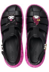 Sandali in plastica neri con suole rosa. Presentano due ciondoli decorativi: un panda e un cuore. Plantare testurizzato per il massimo comfort.