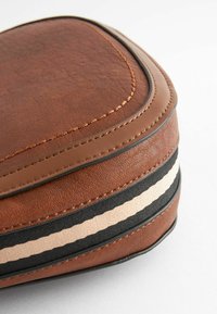 Next SADDLE STANDARD - Olkalaukku - tan brown