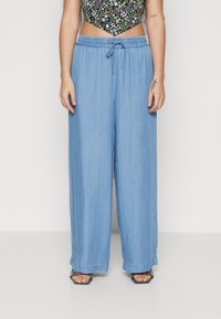 Vero Moda Petite - VMBREE LONG LOOSE PANTS  - Stoffhose - medium blue Thumbnail-Bild 1