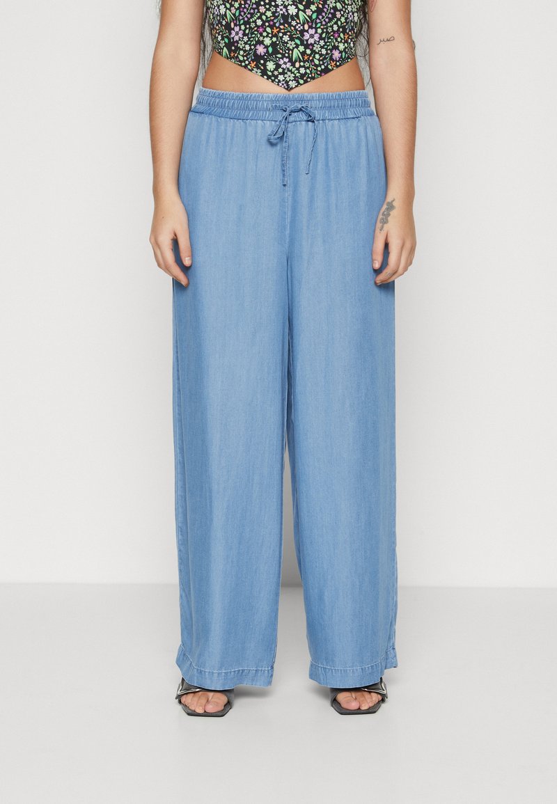 Vero Moda Petite VMBREE LONG LOOSE PANTS  - Auduma bikses - medium blue