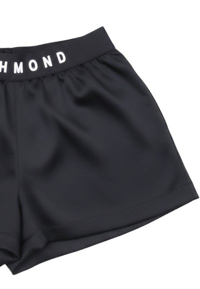 Pantaloncini atletici neri con fascia elastica in vita e lettere maiuscole bianche che formano la parola "RICHMOND".
