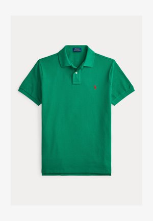 Grønn poloskjorte med kortermet, krage, to hvite knapper og liten rød brodert logo på venstre bryst.