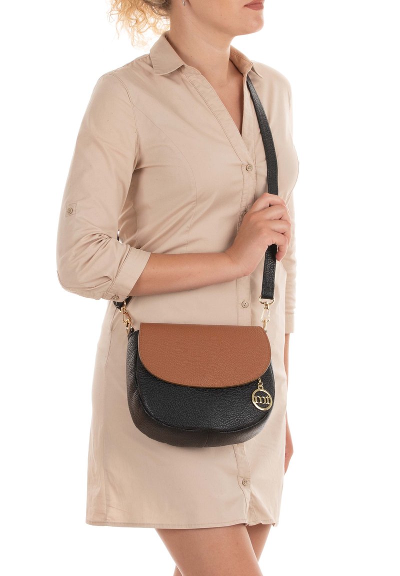 Mia Tomazzi ESCHILO ITALIAN - Sac bandouli?�re - cognac - ZALANDO.FR