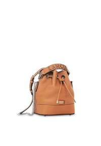 Borsa a secchiello in pelle tan con chiusura a coulisse, logo "Lancel" in rilievo sulla tracolla e un accento in catena argento per un tocco in più.