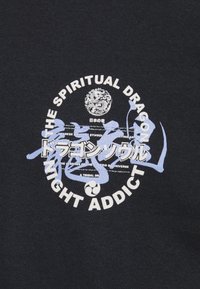 Night Addict Camiseta estampada - black