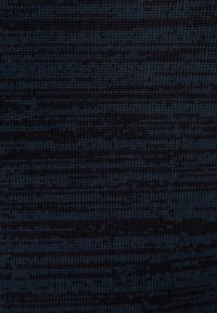 Tessuto a maglia texturizzato di colore blu scuro con leggere variazioni, che mostra motivi orizzontali e una superficie liscia e uniforme.