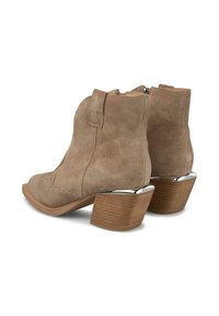 Botas de tobillo de ante en taupe con un tacón bloque afinado. Presenta un acento metálico en el tacón y costuras decorativas en los lados.