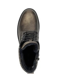 Zwarte leren enkellaars met metallic glans, vetersluiting, fluffy voering en zijrits. Getextureerde zool biedt grip.