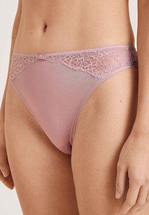 Roze lingerie met kantafwerking, een transparante mesh body en gedetailleerde golvende randen, voorzien van een delicate elastische tailleband en een gladde textuur.