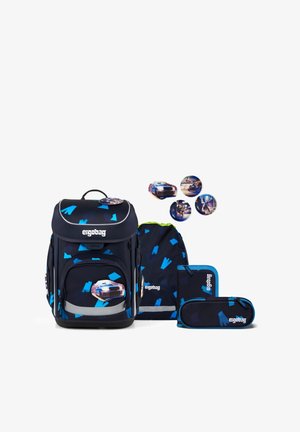 Dunkelblaues Ergobag-Schulrucksack-Set mit blauen Formen, inklusive passendem Kordelbeutel, Federmäppchen und vier auto-motivierten Abzeichen.