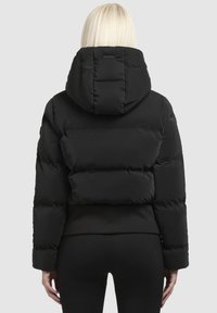 Zwarte, cropped pufferjack met een capuchon. Gladde, glanzende stof, gequilt ontwerp en prominente plofjes creëren een gestructureerd uiterlijk.
