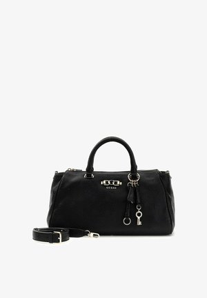 Sac à main Guess noir avec poignées supérieures, bandoulière amovible, motif logo embossé, breloque clé argentée et éléments décoratifs en métal avec logo.