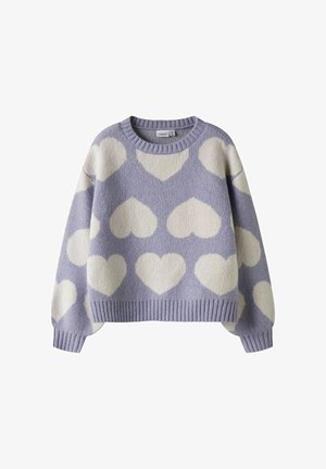 Maglione lavorato a maglia color lilla con motivi a cuori bianchi oversize, collo a giro costellato, polsini e orlo a coste, vestibilità comoda.