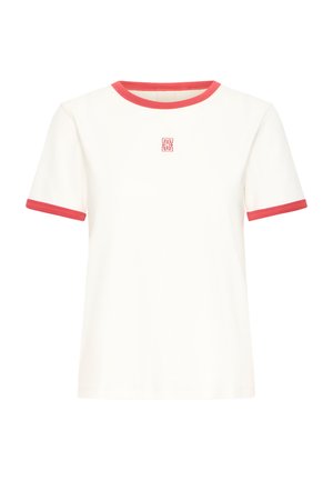 T-shirt blanc à manches courtes avec bordure rouge au niveau du col et des poignets, arborant un petit logo rouge brodé sur la poitrine.