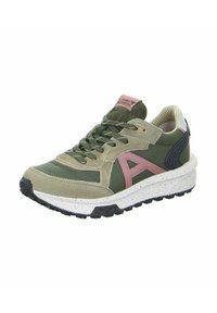 Grüne und beige Sneaker aus Wildleder und Mesh-Materialien, mit rosa Akzenten, Schnürdesign, strukturiertem Gummisohle und gesprenkelter Zwischensohle.