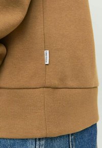 Jack & Jones JJELOGO HOOD - Mikina s kapucí - otter