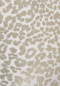 Lederdesign-Gewebe mit einem glänzenden Goldmuster auf weißem Grund. Strukturiert, geripptes Finish mit variierenden Leopardenfleckenformen und -größen.