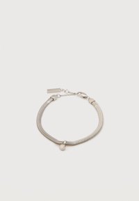 Bracelet en chaîne serpent argentée avec un petit pendentif sphérique et une fermeture à ressort, sur fond blanc.