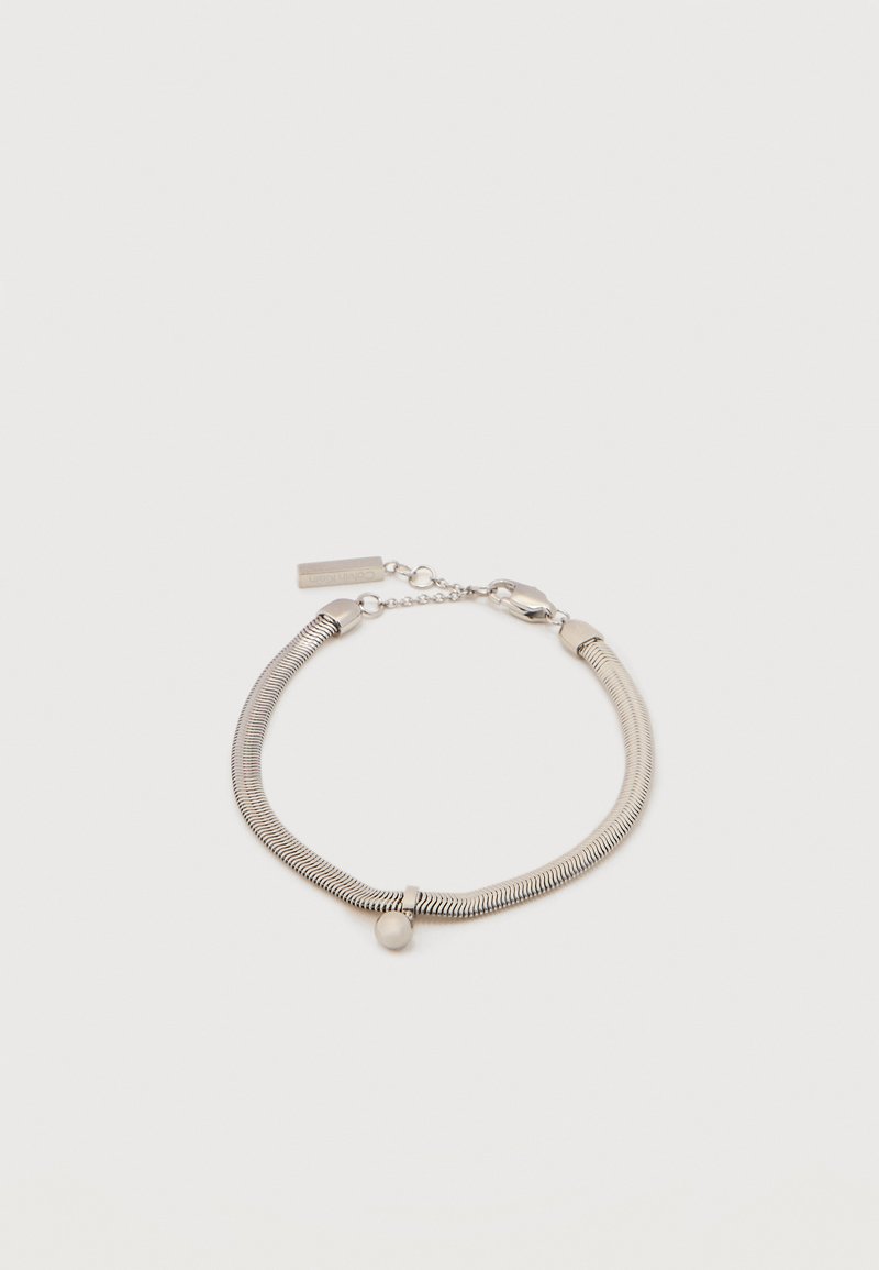 Ασημένιο βραχιόλι με αλυσίδα φίδι, μικρό σφαιρικό κρεμαστό και κούμπωμα με κλίπ αστακού σε λευκό φόντο.