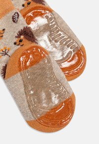 Calze di cotone con motivi di animali giocosi in beige, arancione e marrone. Suole in gomma rinforzata per una presa e una durata superiori.
