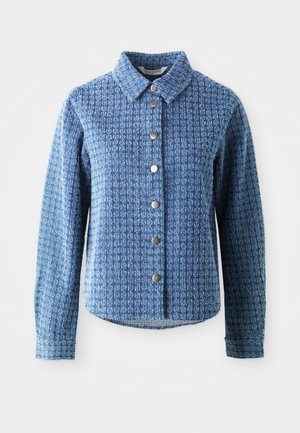 Chemise bleue à motifs en tissu texturé, avec un col, des manches longues et des boutons argentés sur le devant.