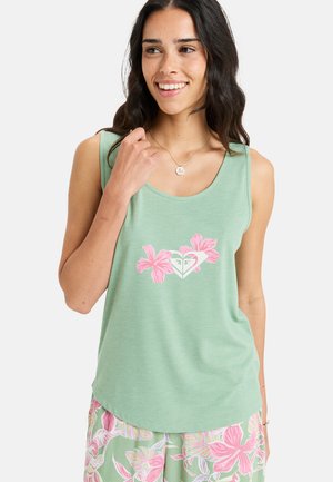 Hellgrünes Trägershirt mit rundem Ausschnitt und floralem pinken Grafikdesign in der Mitte. Glatte Stoffqualität und lockere Passform.