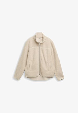 Beige fleece jack met een hoge kraag, ritssluiting en twee voorzakken, met een zachte textuur en een licht afgeronde zoom.