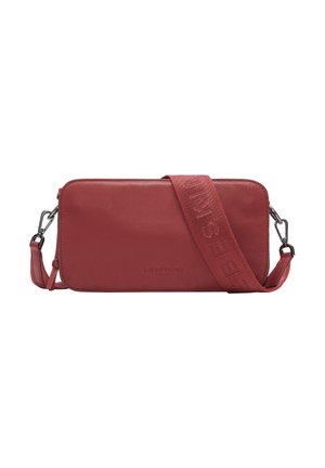 Borsa a tracolla in pelle rossa con chiusura a zip, tracolla regolabile intrecciata e dettagli con logo in rilievo sul davanti. Texture liscia, forma rettangolare.