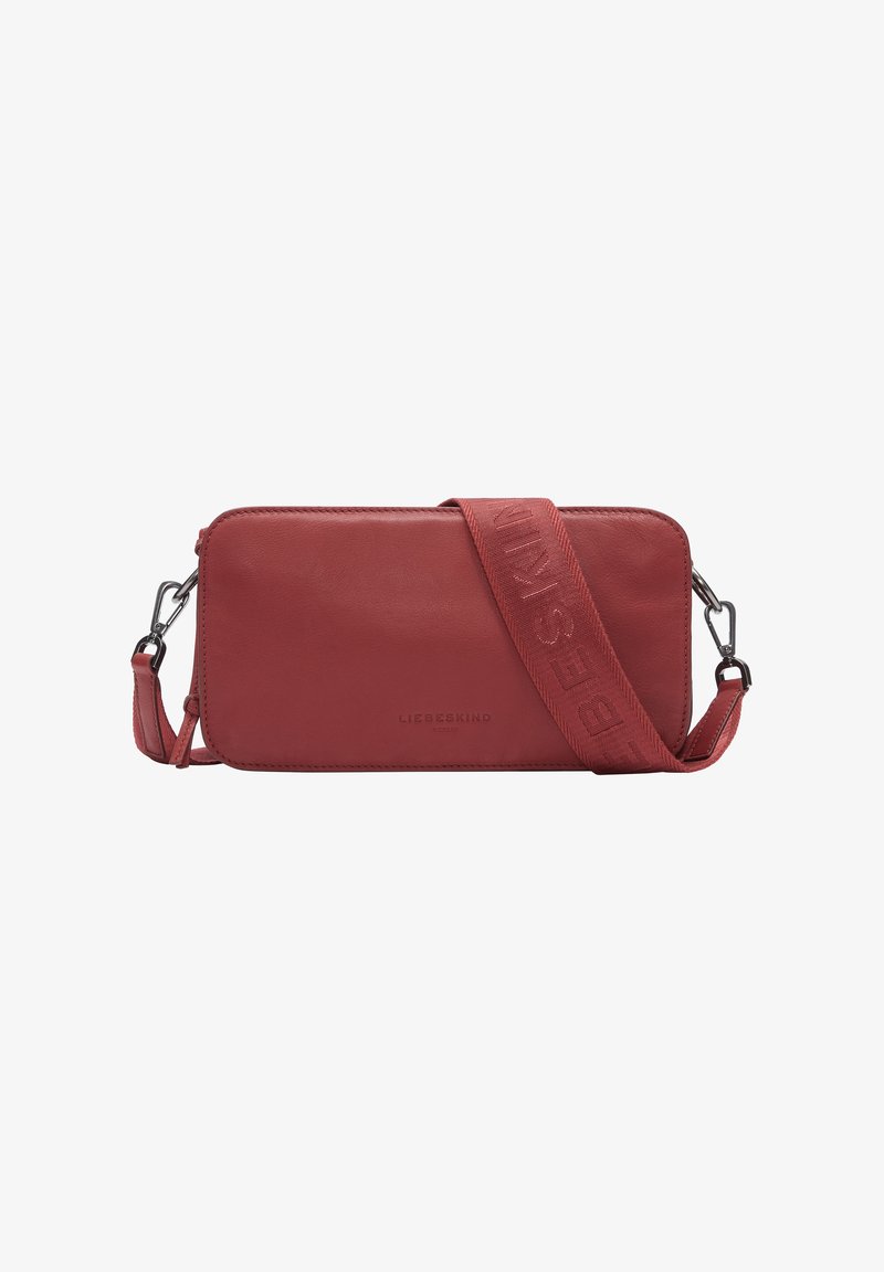 Borsa a tracolla in pelle rossa con chiusura a zip, tracolla regolabile intrecciata e dettagli con logo in rilievo sul davanti. Texture liscia, forma rettangolare.