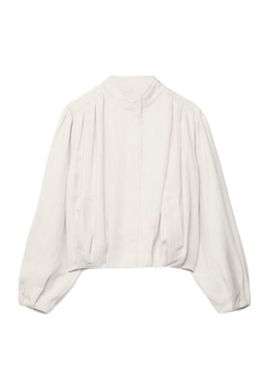Biela blúzka s dlhými rukávmi, vysokým golierom, riaseným predným dielom, voľnými rukávmi a skráteným lemom.