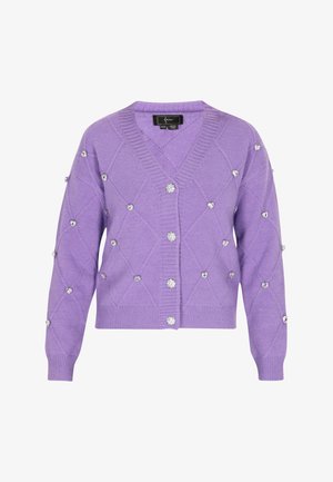 Lilla kudum cardigan, millel on teemantmuster, hõbedased kaunistused ja V-kaelus. Lõpetatud nööpidega esiosa ja soonikkoes mansettidega.