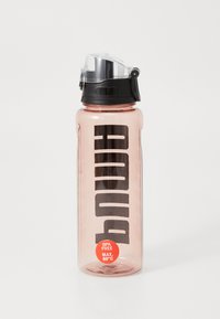Duidelijke roze waterfles met zwart "PUMA" logo en een zwarte dop. Heeft een rood etiket met de tekst "BPA VRIJ" en een maximale temperatuur van 80°C.