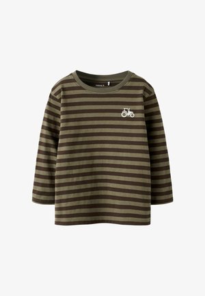Brązowa i oliwkowa w paski dziecięca koszula z długim rękawem, z małym białym ciągnikiem wyszytym na lewej piersi.