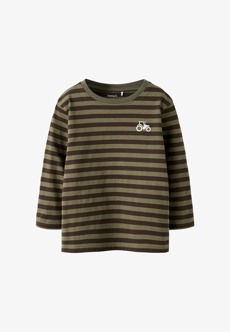 Bruine en olijfgroene gestreepte kinderblouse met lange mouwen en een kleine witte tractor geborduurd op de linkerkant van de borst.
