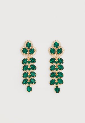 Cercei pendul din aur cu multiple pietre prețioase ovale verzi și cristale mici transparente în jurul grupului superior.