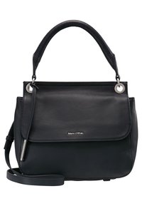 Sac à main en cuir noir Marc O'Polo avec poignée supérieure, rabat avant, œillets métalliques et bandoulière amovible sur fond blanc.