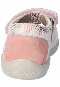 Sandalini per bambini in suede rosa con tomaia in rete sintetica bianca glitterata. Presenta una fascia con chiusura in velcro e una suola in gomma beige leggera.