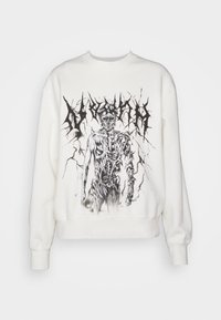 Vit sweatshirt med en svart grafisk design av en skelettfigur, med detaljerat linjearbete och ett sprucket bakgrundsmönster.